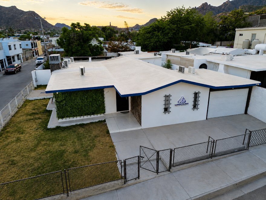 Fachada de La Mascota Féliz en Guaymas, Sonora